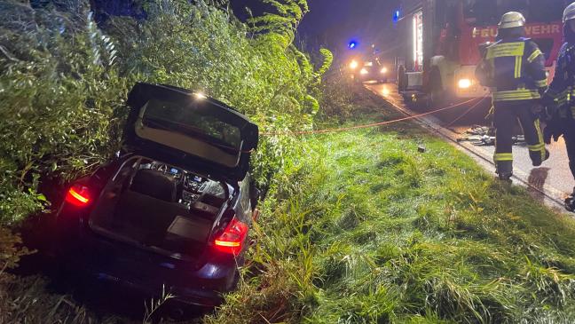 Frau nach Unfall in Auto eingeschlossen