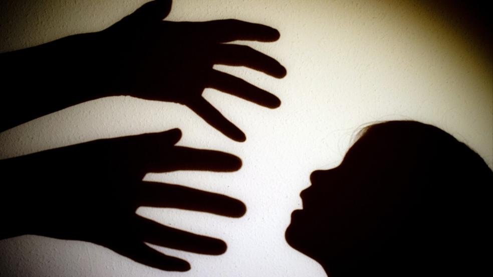 Der 34-jährige Angeklagte wurde wegen schweren sexuellen Missbrauchs eines Kindes, sexuellen Kindesmissbrauchs in sechs Fällen und Besitzes von kinderpornografischen Dateien zu sieben Jahren und drei Monaten Freiheitsstrafe verurteilt. © Symbolfoto: Pleul (dpa)