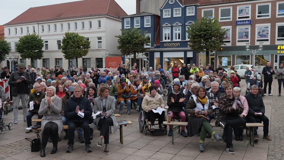 »Ein gutes und richtiges Signal«: Rund 200 Menschen trafen sich auf dem Marktplatz in Aurich zum gemeinsamen Singen.  © Foto: Jürgens