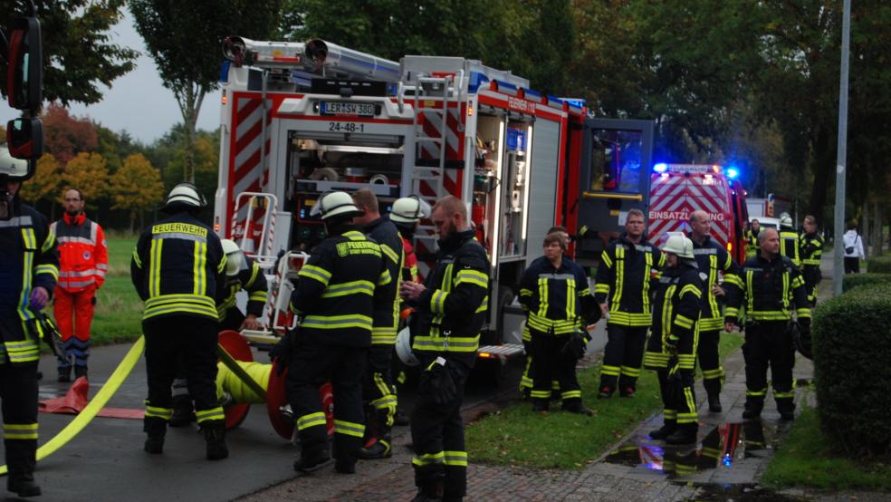 Drei Feuerwehren und 70 Feuerwehrleute waren am Einsatz an der Friesenstraße beteiligt. © Hoegen