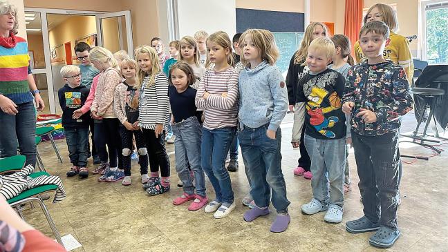 Musiker von »Watt´n Platt« spielten vor Grundschülern in Ditzumerverlaat