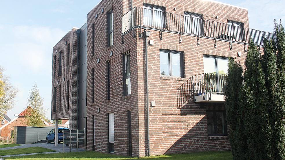 Ein solches Mehrfamilienhaus wie hier in der Hilgenholtstraße in Weener lässt die benachbarten Häuser fast schon mickrig aussehen. Zwei noch größere Wohnkomplexe sollen vorerst in der benachbarten Straße »Am Koppelwege« nicht gebaut werden. Die Pläne von Investoren hat die Stadt vorerst durchkreuzt.  © Foto: Busemann