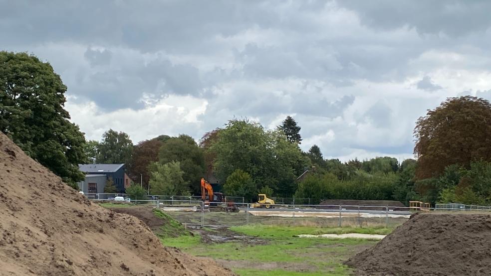Die Erdarbeiten für die neue Sporthalle in Weener haben im September begonnen. In diesem Monat soll der Rohbau der Halle entstehen.  © Archivfoto: Hanken