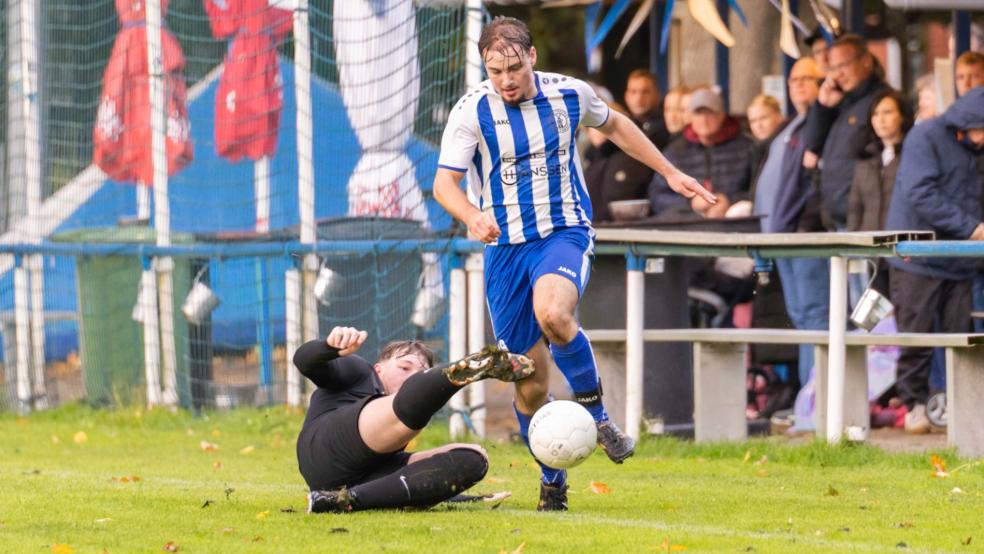 Die Möhlenwarfer (blau-weiße Trikots) spielten auch nach der Führung weiter munter nach vorne. © Jungeblut