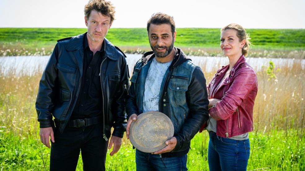 Yunus Özlügül (Yunus Cumartpay, Mitte) präsentiert Apothekerin Insa Scherzinger (Theresa Underberg) und Polizist Henk Cassens (Maxim Mehmet) stolz seine archäologische Entdeckung. © Foto: Willi Weber (ZDF)