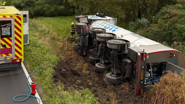 Milchlaster kippt um - Fahrer befreit sich selbst