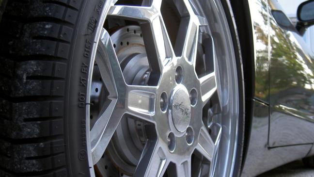 Vier Reifen samt Felge von Auto abmontiert und gestohlen