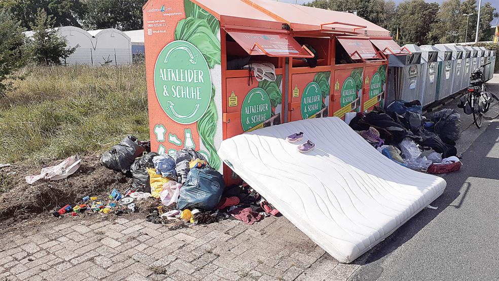 Auch in der Gemeinde Bunde ist die Vermüllung an Altkleider- und Altglascontainer ein Problem.  © Foto: Berents