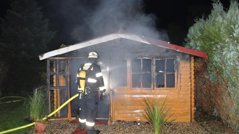 Das Gartenhaus brannte völlig aus, die Feuerwehr löschte die Flammen und setzte dabei auch Schaum ein. © Feuerwehr/Rand
