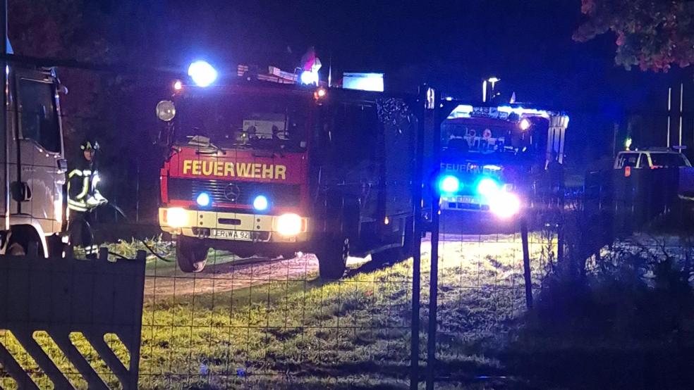 Ein Feuer direkt an der Bahnlinie an der Industriestraße in Bunde rief gestern Abend die Feuerwehr Bunde auf den Plan. © Feuerwehr/Iwanoff