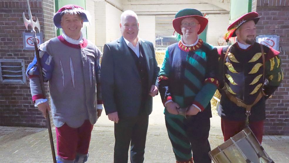 Zusammen mit Bürgermeister Claus-Peter Horst kamen die Gallimarkt-Herolde am Morgen zum Viehmarkt. © Ammermann