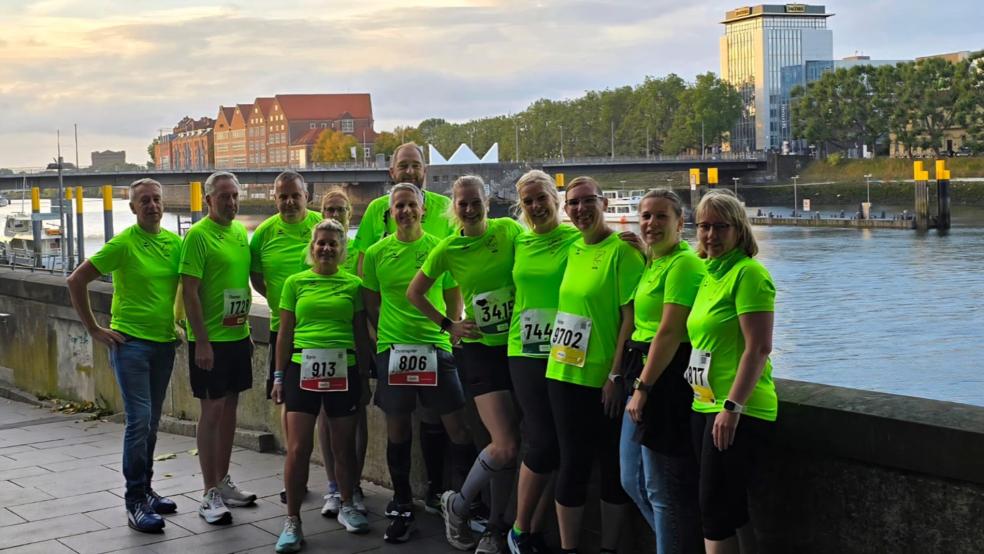 Trainer Richard Hartema (von links) begleitete unter anderem Thomas Schmidt, Peter Brandt, Karin Jelen-Hartema, Meike Smidt, Christopher Schaudien, Daniel Freese, Marie Troff, Ute Schmidt, Nadine Freese, Mareike Scheffer und Maike Handwerker sowie neun weitere Läuferinnen und Läufer zum Bremen-Marathon am vergangenen Wochenende. © privat