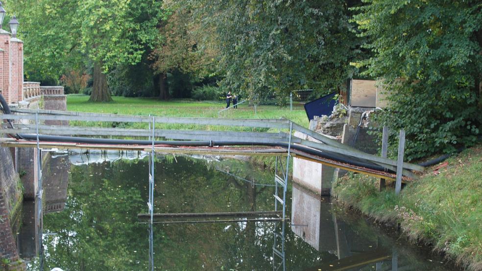 Schlauchleitungen sind über eine Behelfsbrücke verlegt, die eigentliche Brücke zum Schloss Evenburg im Leeraner Ortsteil Loga wurde komplett abgerissen.  © Foto: Hoegen