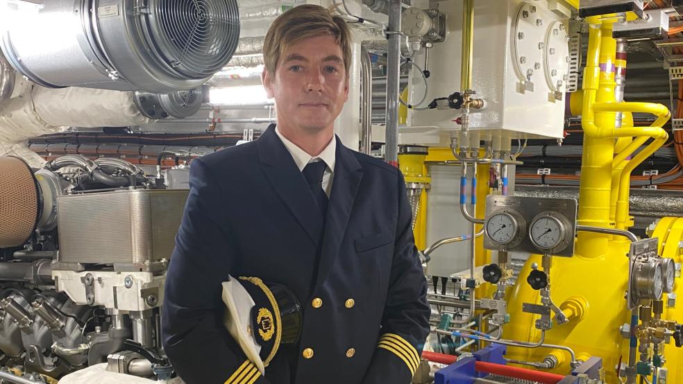 Tobias Evers aus Dielerheide arbeitet als 2. Technischer Offizier auf dem neuen Zollschiff »Emden«, das am Dienstag in der ostfriesischen Seehafenstadt getauft wurde.  © Kuper