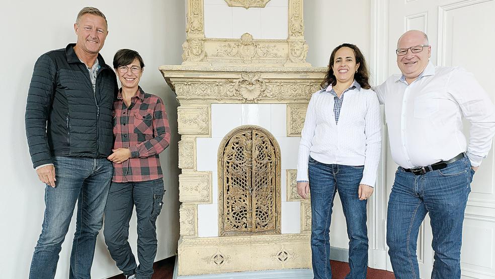 Andreas und Naima Michel (von rechts) werden mit dem Bildungsinstitut N.B.I. doch nicht in die Bärchen-Villa in Weener einziehen. Objekt-Verwalterin Susanne Vogel und Eigentümer Anteus Focken suchen nun andere Mieter.  © Archivfoto: Szyska