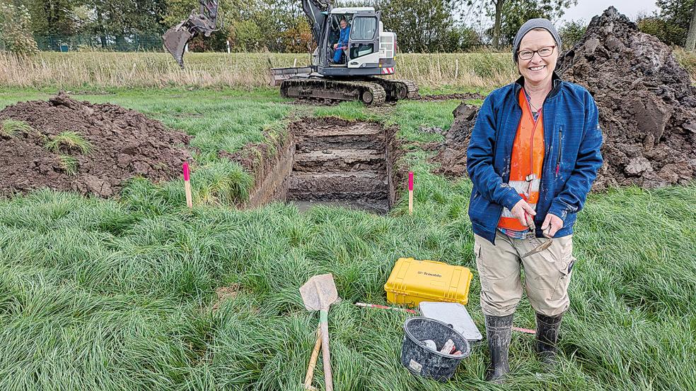 Mit Unterstützung von Baggerfahrer Günter Weerts (Tiefbaufirma Huneke) hat Grabungstechnikerin Ines Reese von der Ostfriesischen Landschaft im Grünland in Jemgumkloster an zehn Stellen nach historischen Siedlungsspuren gesucht.  © Foto: Szyska