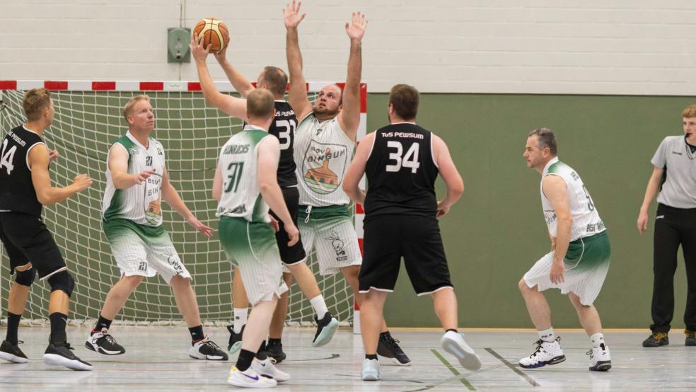 Die Bingumer Basketballer (in grün weiß, hier gegen Pewsum) fuhren auch im zweiten Saisonspiel einen Sieg ein. © Jungeblut