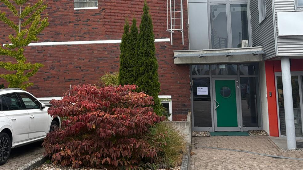 Die Führerscheinstelle und der Bereich Verkehrssicherheit werden über den rechten Eingang des Straßenverkehrsamtes vom Parkplatz aus erreichbar sein.  © Foto: Landkreis Leer