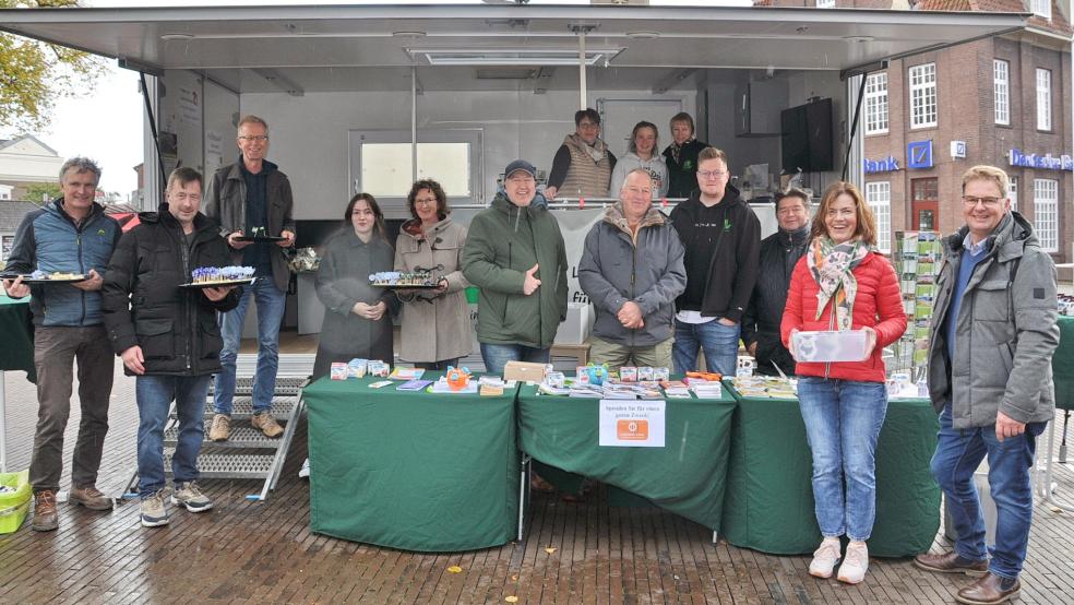 Am Sonntag suchen Landwirte aus dem Landkreis Leer auf dem Denkmalplatz das Gespräch mit den Bürgern. © Wolters