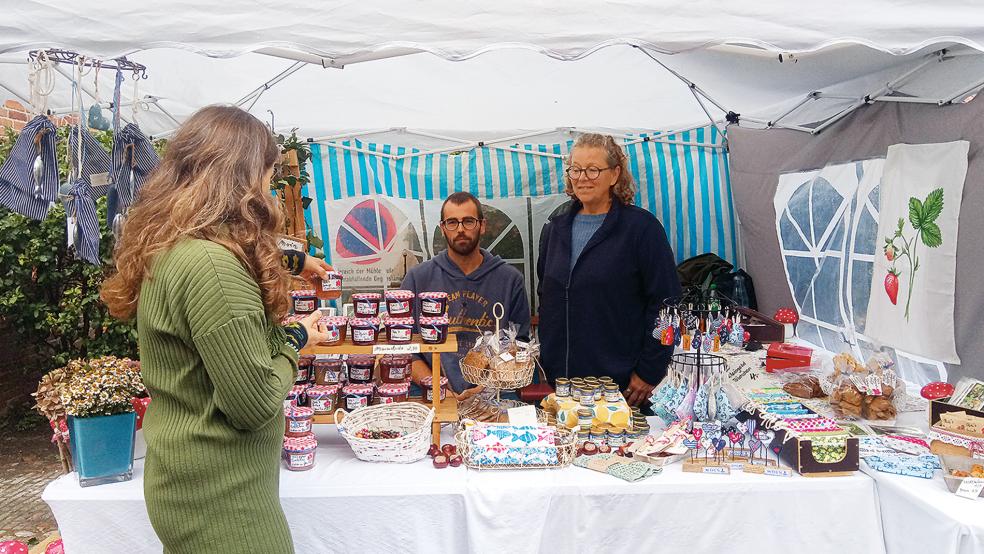 »Alles selbst gemacht« Peti und Mario Rattmann aus Heinitzpolder boten »Marmelade und Meer« an.  © Foto: Janssen
