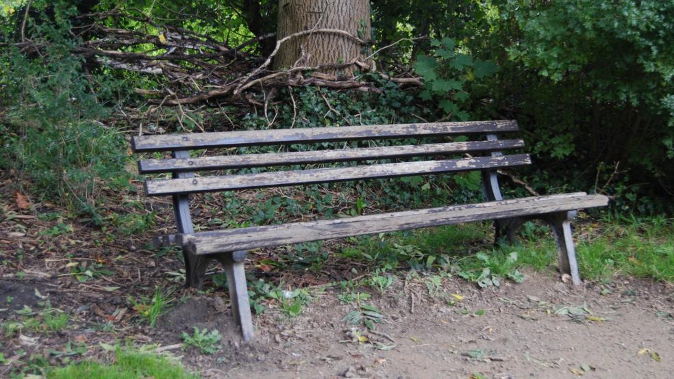 Eine Sitzbank am Les Pieux Weg in der Altstadt von Weener, hier ein Foto einer ähnlichen Bank an diesem Weg, haben Unbekannte stark beschädigt. © Hoegen