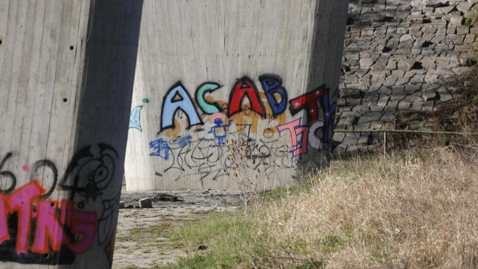 Wegen Sachbeschädigung durch Graffitischmierereien, hier ein Symbolfoto, ermittelt die Polizei in Leer, Tatort ist die Brücke über den Stadtring. © Pixabay