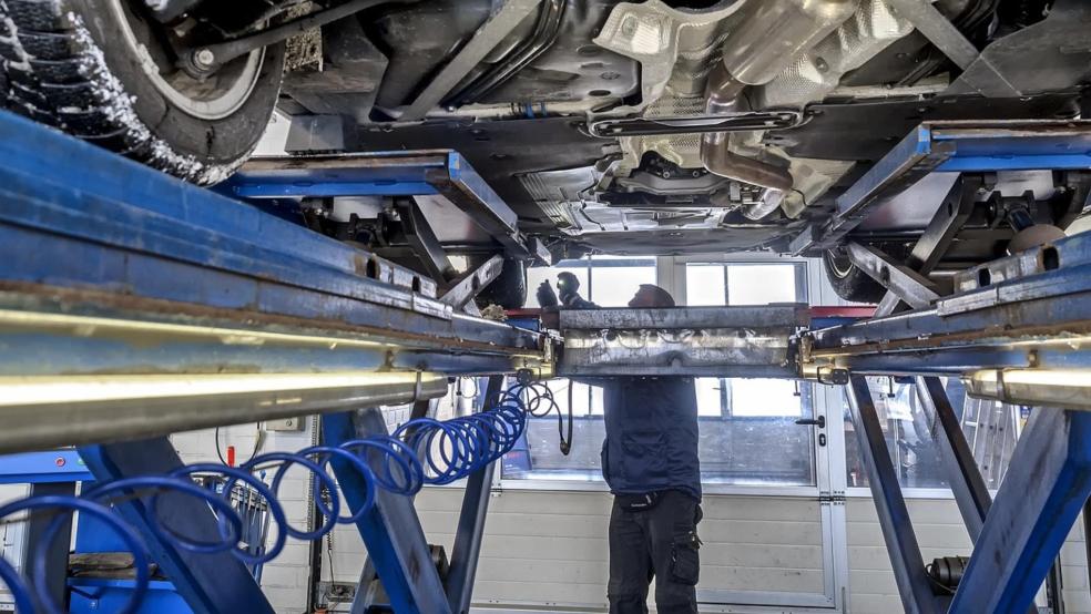 Eine Hebebühne für eine technische Abnahme hatte der Opel keinesfalls gesehen, den die Polizei jetzt in Leer anhielt. © Pixabay