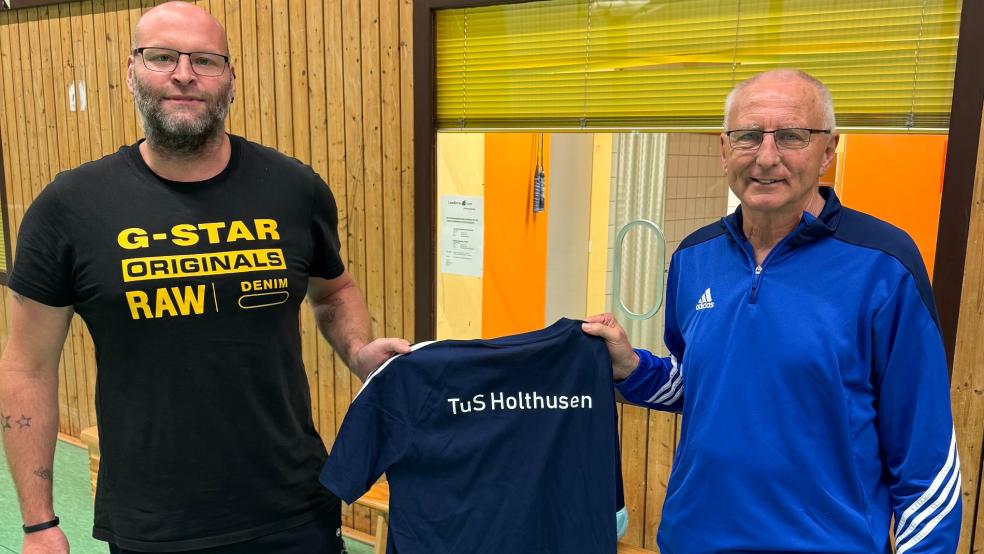 Michael Hieronimus (links) folgt auf Johann Janssen, der 31 Jahre TuS-Trainer war. © privat