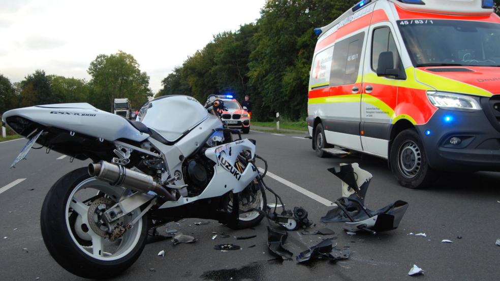 Das Motorrad wurde beim Zusammenstoß schwer beschädigt, der schwer verletzte Fahrer kam ins Krankenhaus. © Hoegen