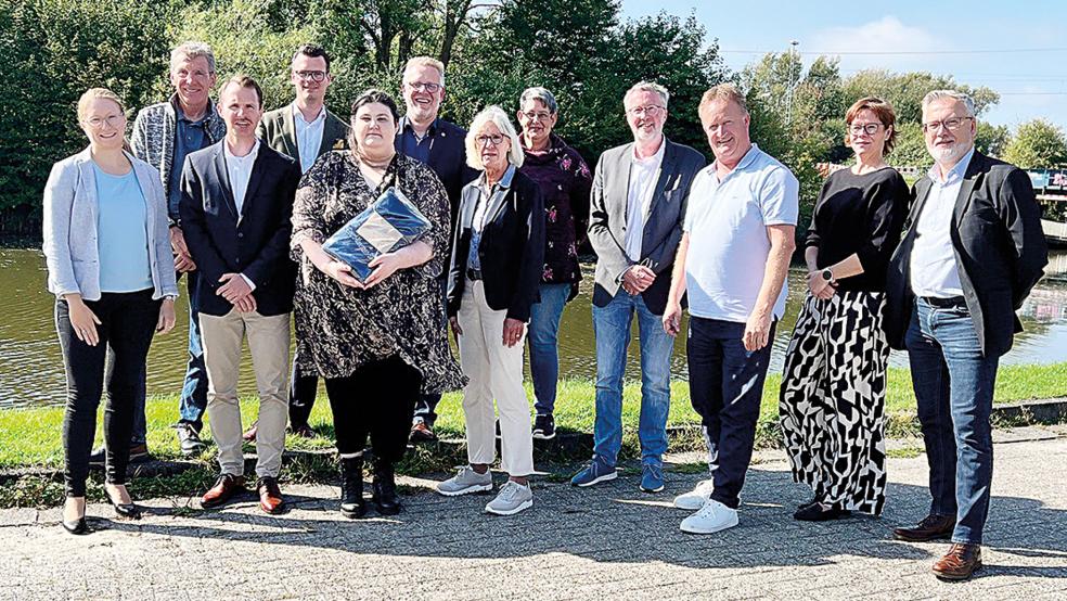 Katharina Penning (vorne, Dritte von links) hat ihre Berufsausbildung bei der Johannesburg in Surwold mit Bravour bestanden und wurde dafür jetzt von der Geerd-Meentzen-Stiftung mit einem Förderpreis bedacht. Ihr Ausbilder war Peter Hilbrands aus Weener (Vierter von rechts).  © Foto: privat