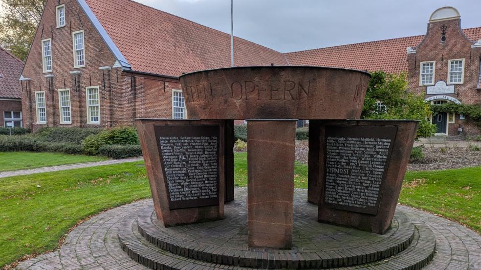 Auf dem Ehrenmal für die Opfer von Krieg und Vertreibung vor dem Heimatmuseum in Weener wird Jakobus Onnen als letzter Name aus dem Jahre 1943 aufgeführt.  © Foto: Szyska