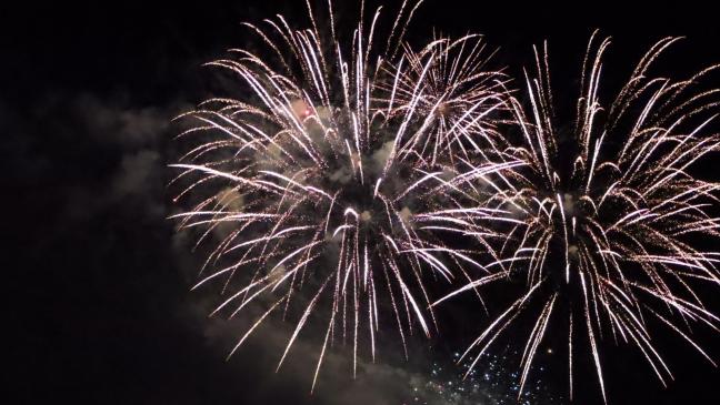 Höhenfeuerwerk funkelt beim Gallimarkt