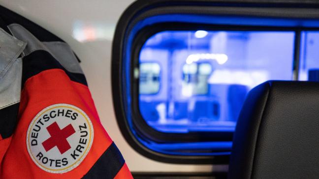 Rotlicht missachtet: Pkw stößt mit Transporter zusammen