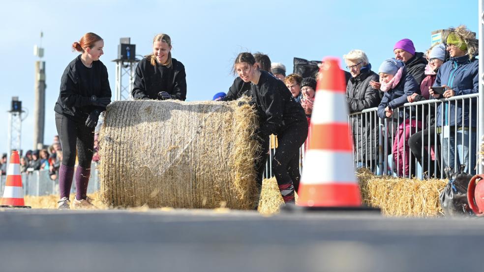 Seit 2011 wird die Meisterschaft ausgetragen. Auf dem Foto aus dem vergangenen Jahr rollt ein Frauenteam den Strohballen durch den Slalom-Parcours. © Foto: Penning (dpa)