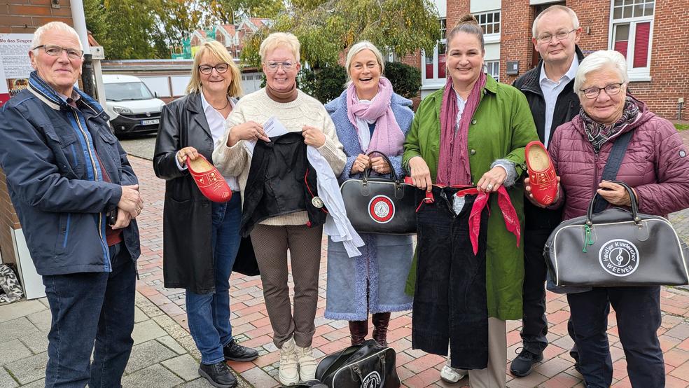 Schwelgten in Erinnerungen (von links): Heinrich Siemons, Hannelore Boekhoff, Antje Lay, Wiebke Müller, Heike Müller, Derk Müller und Else Siemons mit den alten Taschen, der Trachtenkleidung und den Holzklumpen des Heidjer Kinderchors.  © Foto: Szyska