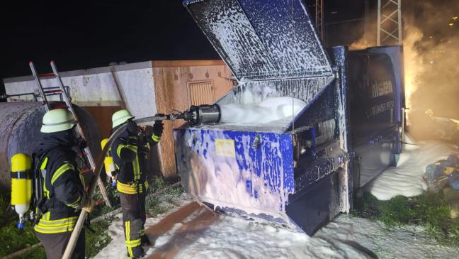 Container-Presse mit Restmüll gerät in Brand