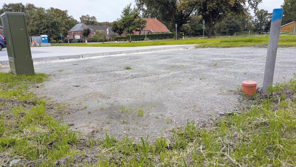 Die Zufahrt mit den Pkw-Stellplätzen im neuen Wohnbaugebiet in Wymeer ist schon gepflastert, in Kürze wird hier die »cBox« im Stil eines Containerladens aufgestellt.  © Foto: Szyska