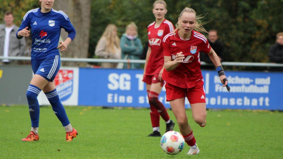 Teresa Sonntag (vorne, im Hintergrund Lina Wallbaum) erzielte gegen Blau-Weiß Hollage den Treffer des Tages. © Roolfs/privat