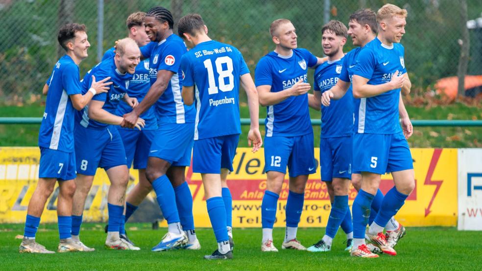 Ole Eucken (Zweiter von links) erzielte das Tor des Tages in Papenburg und ließ sich von seinem Team feiern. © Markus
