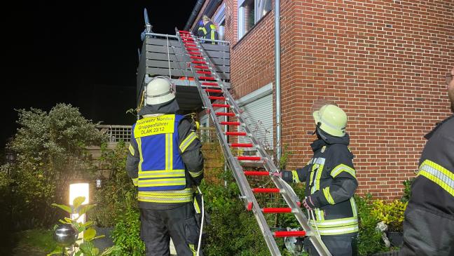 Patientin mit Rampe aus Leitern geholfen