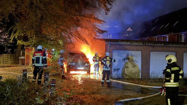 Feuer zerstört Auto - Garagen gerettet