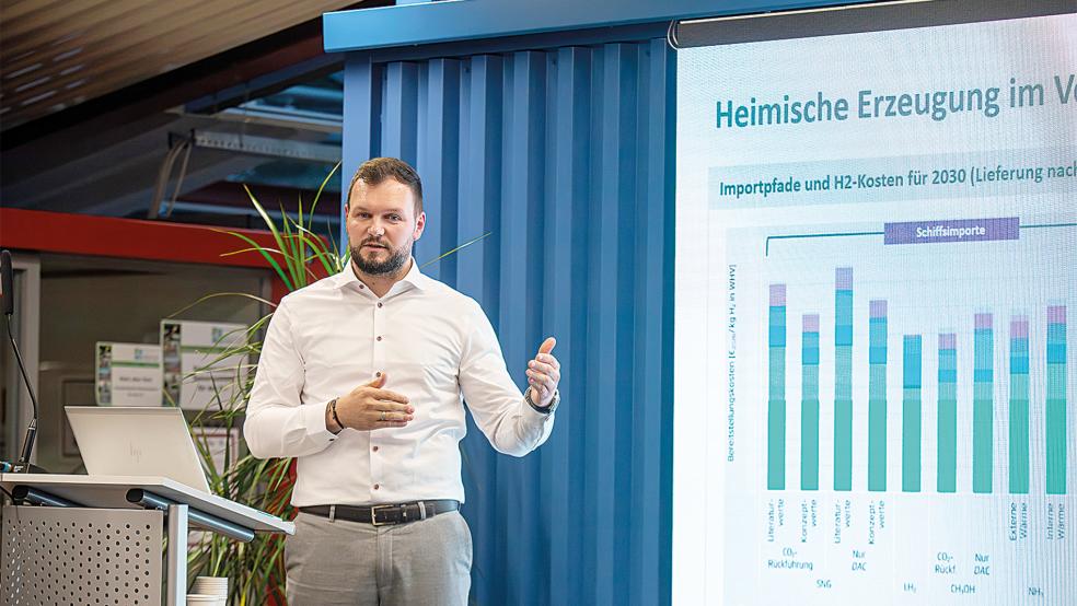 Alexander Malchus, er gehört zur Abteilung Geschäftsfeldentwicklung und Strategie bei der EWE Hydrogen GmbH, bei seinem Vortrag.  © Foto: Hochschule
