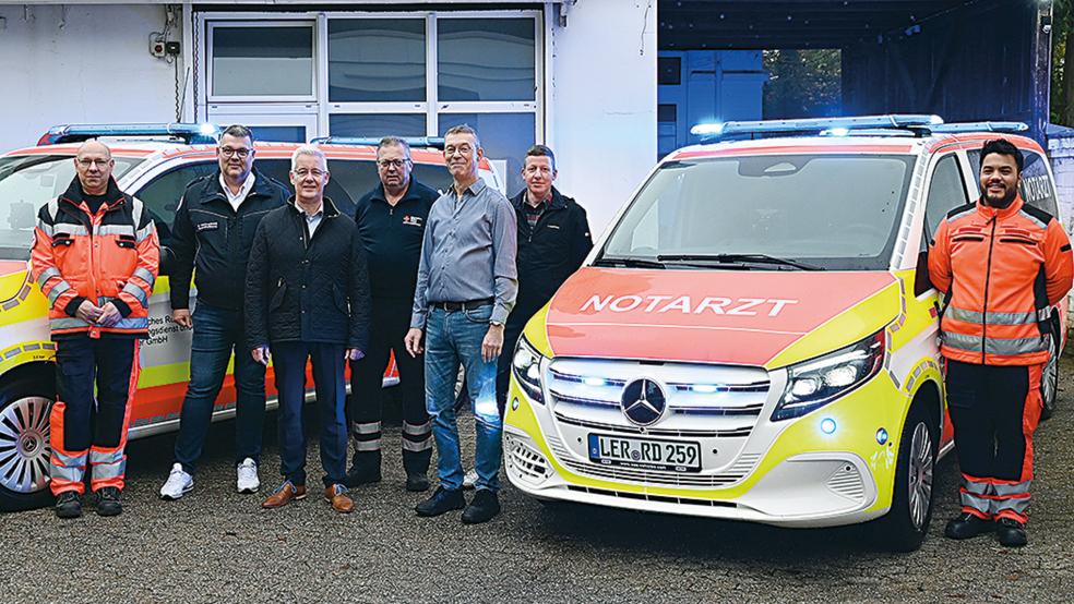 Bei der Übergabe der neuen Fahrzeuge (von links): Jörg Hoyer, DRK-Geschäftsführer Markus Wucherpfennig, Landrat Matthias Groote, Manfred Aeissen, Peter Anscheit, Ingo Boekhoff und Hung Hoang. © Foto: Landkreis Leer