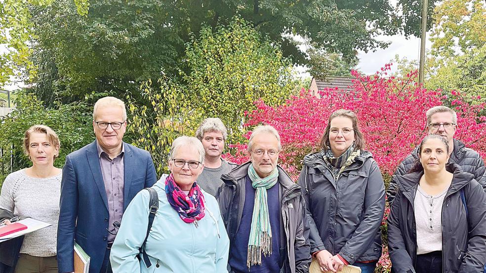 Bauamtsleiter Andreas Sinningen (Zweiter von links.) begrüßte die Mitglieder der Baumkommission: (von links): Dorothea Kreinberg (Bezirksförsterin), Hildegard Hinderks (CDU-Fraktion), Thomas Hamel (Bauhof), Lutz Drewniok (Fraktion Grüne), Maria Bunger (Untere Naturschutzbehörde Landkreis Leer), Veronica Taha (Bauamt) und Joachim Steffen (Bauhofleiter).  © Foto: Stadt Weener