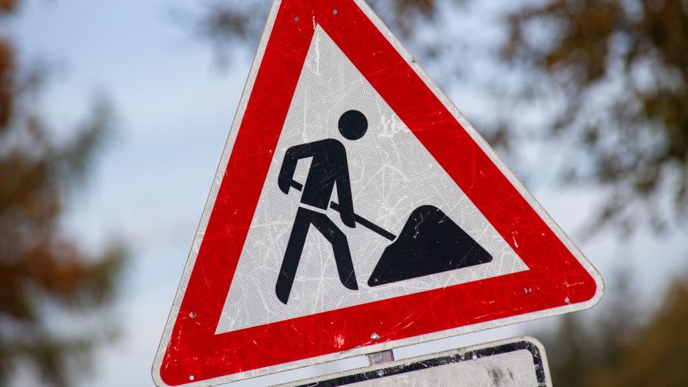 Während der Bauzeit wird die Deichstraße zwischen dem Gewerbegebiet "Konrad-Zuse-Straße" und Hausnummer 15 (Pumpwerk) für den Durchgangsverkehr voll gesperrt. Auch die Auf- und Abfahrten zum Stadtring (B 436) sind betroffen. © Symbolfoto: Sauer (dpa)