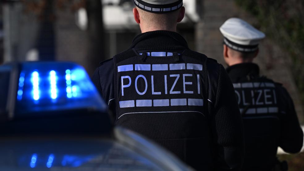 Die Polizei bittet um sachdienliche Hinweise von Zeugen. © Symbolfoto: Weißbrod (dpa)