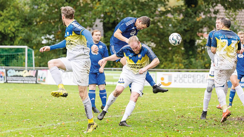 Jens Heeren (blaues Trikot, beim Kopfball) und der TuS Holthusen nutzten diese und etliche weitere Torchancen gegen SuS Steenfelde nicht und verloren die Partie letztlich ärgerlich mit 1:3.  © Foto: Jungeblut