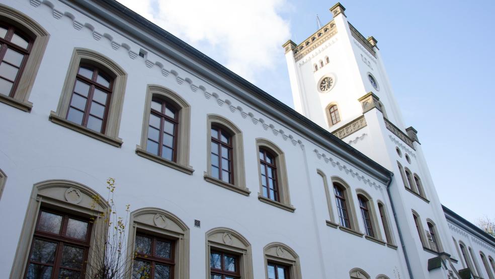Noch im Verhandlungssaal des Landgerichts Aurich klickten die Handschellen für einen 24-jährigen Angeklagten. © Hanken (Archiv)