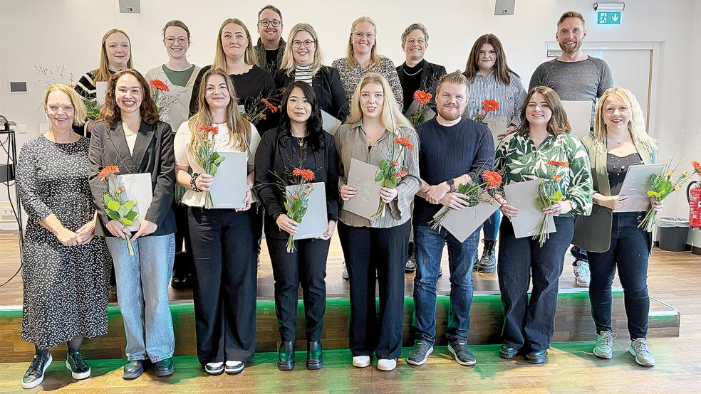 Die sichtlich zufriedenen 17 Teilnehmerinnen und Teilnehmer des Qualifikationslehrgangs zum Praxisanleiter am Bildungsinstitut Gesundheit am Klinikum Leer mit ihren Abschlusszeugnissen.  © Foto: Klinikum Leer