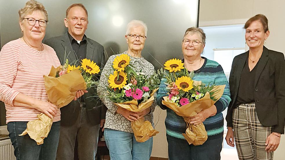 Der Vereinsvorsitzende Gerald Sap und Geschäftsführerin Insa Franzen (rechts) würdigten das Engagement von Friederike Holtkamp, Berta Müller und Hermine Leemhuis (im Bild von links) vom Teestuben-Team mit einem Blumenpräsent.  © Foto: Open Dören